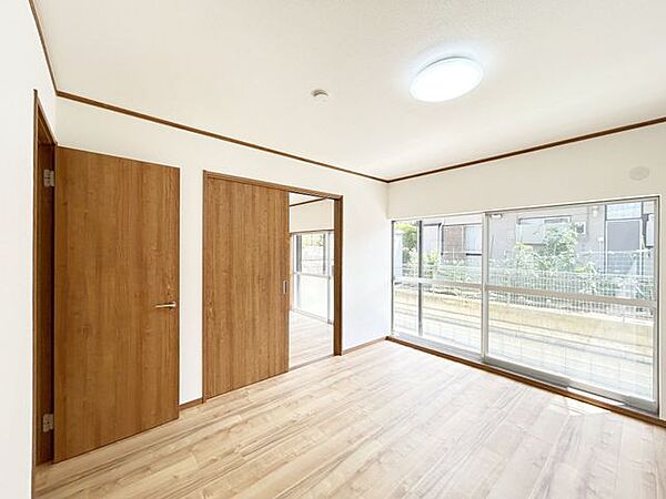 【内外装リフォーム完成済み】2階居室の様子。和室から洋室に変更し、収納の一部をお手洗いに変更いたしました。
