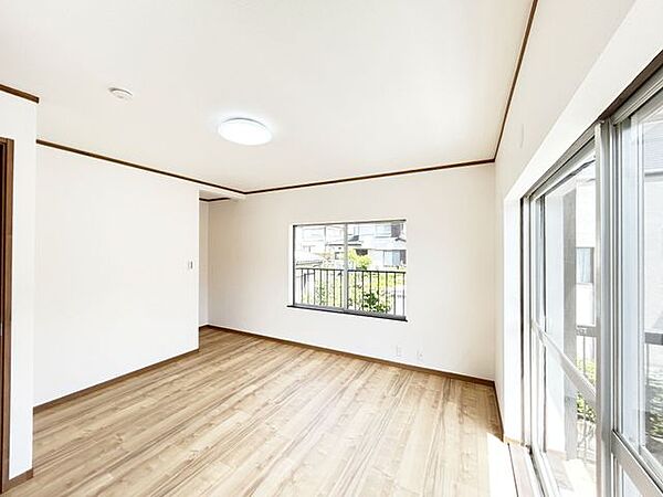 【内外装リフォーム完成済み】2階居室の様子。ベランダへとつながっている掃き出し窓が南側にあり、日当たりや風通しの良い過ごしやすいお部屋となっております。一つの居室としてありながらも解放感のあるこちら…