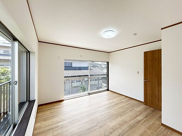 【内外装リフォーム完成済み】2階居室の様子。天井と壁のクロスの張替え、床材や照明の交換等を行いました。