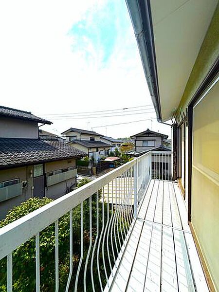 【内外装リフォーム完成済み】ベランダの様子。2部屋分の長さのあるベランダは南側にあり日当たりが良いのが特徴です。洗濯物を干すにもちょっとしたリラックススペースを作るにも長けている、選択肢の広がるリビ…
