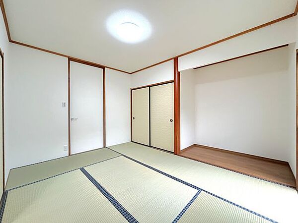 【内外装リフォーム完成済み】1階居室の様子。1間の押入が備わっており、同サイズの床の間がございます。将来的に寝室として考えたり、客間としても活躍しそうですね。