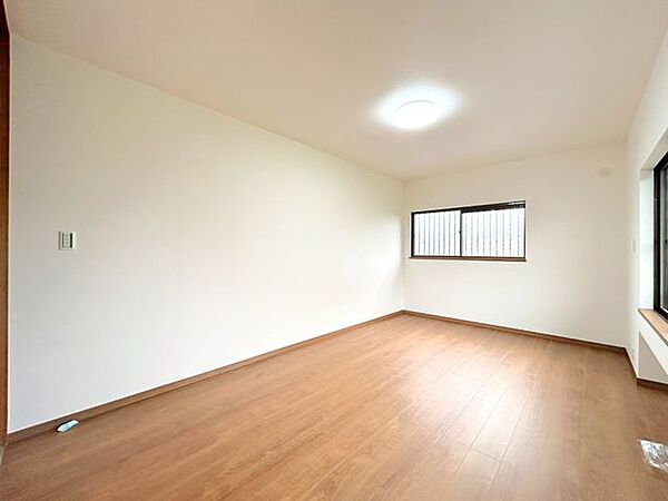 【内外装リフォーム完成済み】2階居室の様子。2階の居室の中で一番広いお部屋となっております。2面採光で明るく、ベッドやテレビ、趣味の道具を置いても余裕がみられるため、ご夫婦のお部屋やお子様のお…