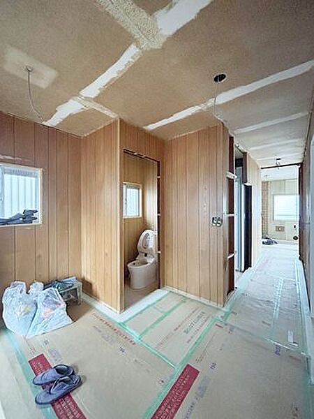 【内外装リフォーム中8/8更新】1階廊下の様子。玄関にスペースがあり、その先のリビングや水回りまではシンプルでまっすぐな廊下がございます。それぞれのお部屋に直接つながっており動線に長けたつくりです。