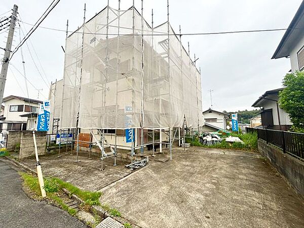 【内外装リフォーム中8/8更新】駐車場の様子。横付の部分は普通車1台分のスペースが確保されています。間に電信柱がありますが、両サイドからでも出入り可能です。