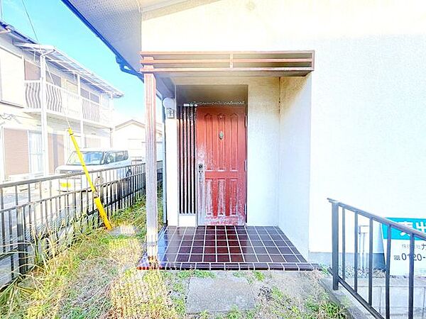 【内外装リフォーム中8/8更新】玄関（外観）の様子。ポーチが広くお荷物の搬入などがラクラクです。家庭菜園の植木鉢などを置いて華やかにしてみてもいいですね。