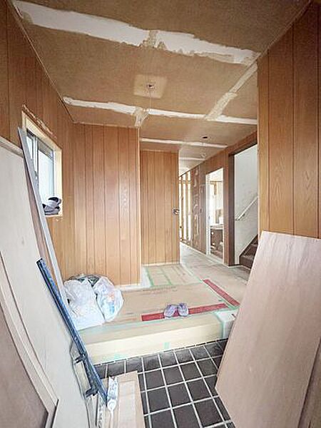 【内外装リフォーム中8/8更新】玄関（内観）の様子。内部も広さが確保されており、お出かけの際に急いでいてもストレスなく出入りができそうですね。