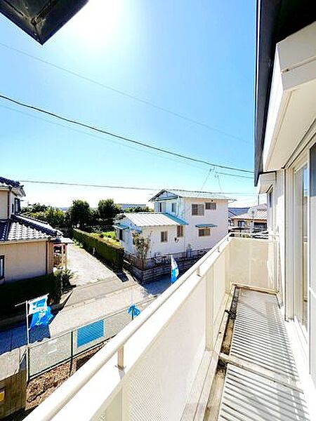 【内外装リフォーム中9/27更新】バルコニーの様子。南に向いて設置されているバルコニーは、ワイドサイズとなっており、より一層日当たりの良さを実感できます。居室それぞれに鍵のある扉で繋がっているため、…