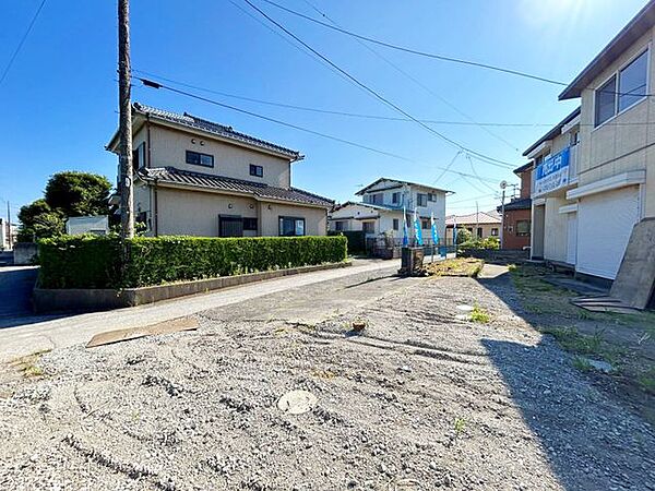 【内外装リフォーム中8/8更新】お庭の様子。前面道路への間口が広く、駐車は3台以上可能となっております。南向きのため明るいお庭ですので、家庭菜園や洗車などにも最適なお庭となっております。