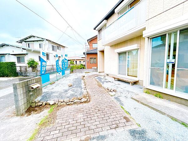 【内外装リフォーム中9/27更新】お庭の様子。前面道路への間口が広く、駐車は3台以上可能となっております。南向きのため明るいお庭ですので、家庭菜園や洗車などにも最適なお庭となっております。
