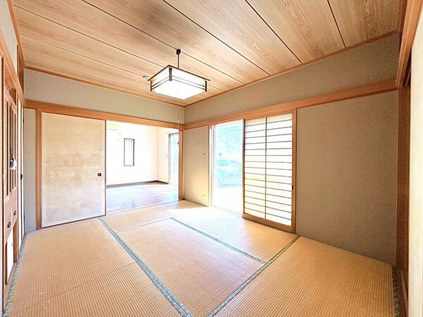 【内外装リフォーム中8/8更新】1階居室の様子。6帖の和室には押入があり、収納が確保されているため居室として十分な活躍が期待できます。リビングを介さず廊下から直接の出入りも可能なため、客間として利用…