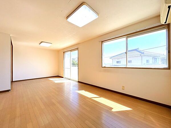 【内外装リフォーム中8/8更新】2階居室の様子。12帖の広さで南面にはベランダへとつながる掃き出し窓に加え、横長の窓も設置されているため非常に明るいお部屋となっております。