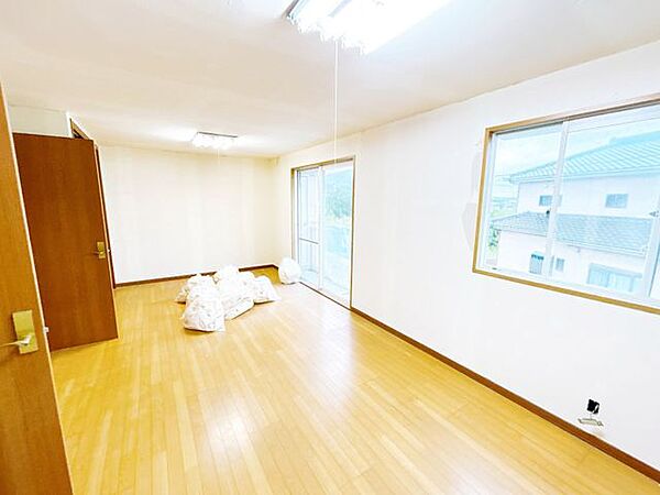 【内外装リフォーム中9/27更新】2階居室の様子。12帖の広さで南面にはベランダへとつながる掃き出し窓に加え、横長の窓も設置されているため非常に明るいお部屋となっております。クロスと照明を交換します。