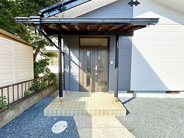 【内外装リフォーム済み】落ち着いた和風の佇まいが印象的な玄関まわり。敷地にゆとりがあり、静かな住環境の中でゆったりと暮らせる戸建住宅です。居住用としてはもちろん、週末利用のセカンドハウスと…