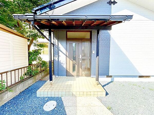 【内外装リフォーム済み】落ち着いた和風の佇まいが印象的な玄関まわり。敷地にゆとりがあり、静かな住環境の中でゆったりと暮らせる戸建住宅です。居住用としてはもちろん、週末利用のセカンドハウスと…