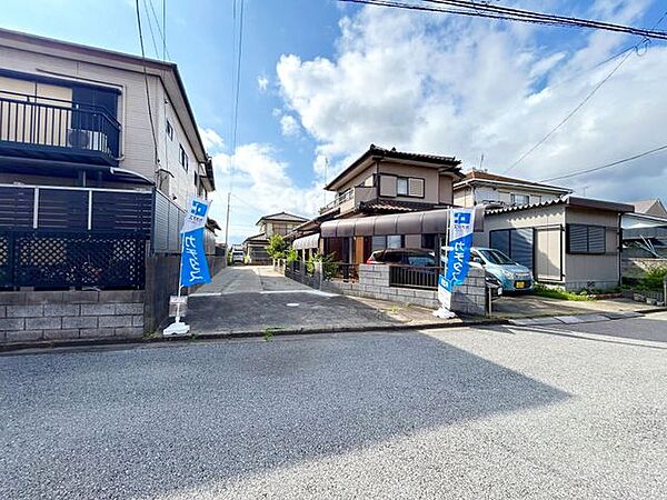 【内外装リフォーム済み】前面道との様子。前面道路の幅員は約6m確保されており、おうちの方へも普通車でラクラク通り抜けられる敷地です。