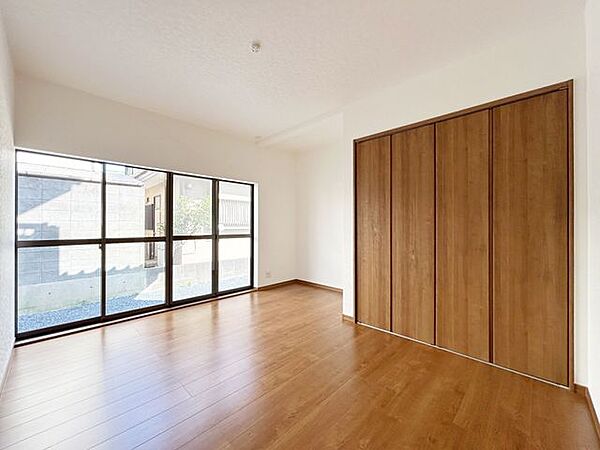 【内外装リフォーム済み】ゆとりのある広さがあり、来客用や寝室としても使いやすい空間。大きな掃き出し窓がある居室ならではのくつろぎを感じられ、ゆったりとした時間を過ごせます。