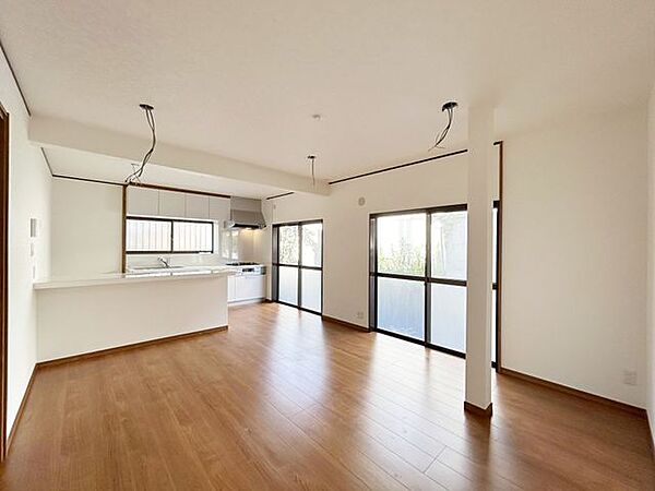 【内外装リフォーム済み】ダイニングキッチンはゆとりのある広さがあり、隣接する居室と合わせて使うことで開放感のある空間として利用できます。窓からの採光もあり、明るさを感じられる使い勝手の良い…