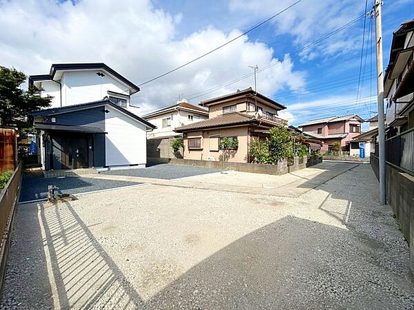 【内外装リフォーム済み】自然に囲まれた落ち着いた環境に建つ戸建住宅。敷地にゆとりがあり、静かに過ごしたい方や週末を楽しむセカンドハウスにもおすすめです。商業施設や駅まで徒歩圏内なのも魅力的ですね。