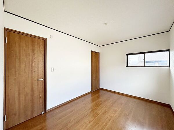 【内外装リフォーム済み】収納付きで使い勝手の良い和室。採光も確保されており、居住用としてはもちろん、週末利用やセカンドハウスとしても利用しやすい一室です。