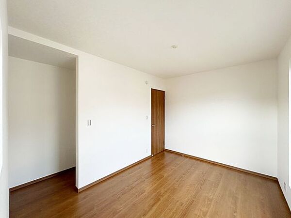 【内外装リフォーム済み】6帖の洋室で収納は広々としたオープンクローゼットとなっております。内部には照明も新設いたしましたので、スペースを有効活用して収納できそうですね。