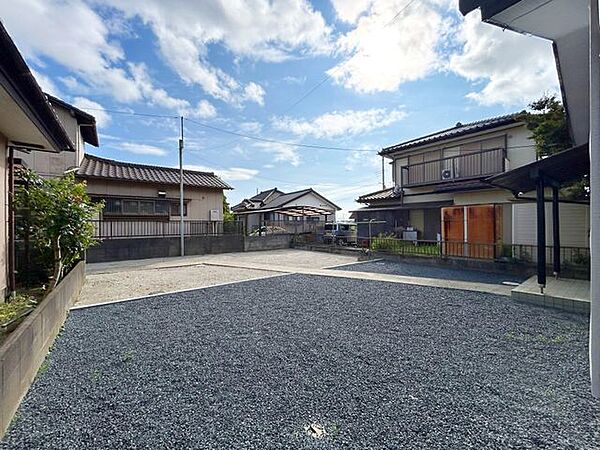 【内外装リフォーム済み】お庭の様子。おうちの南西側にお庭があり、駐車場としてはもちろん、家庭菜園や趣味のスペースとして活躍が期待できるお庭です。