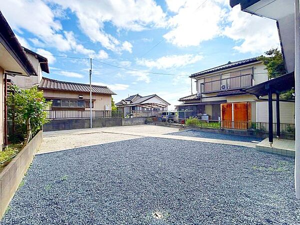 【内外装リフォーム済み】お庭の様子。おうちの南西側にお庭があり、駐車場としてはもちろん、家庭菜園や趣味のスペースとして活躍が期待できるお庭です。