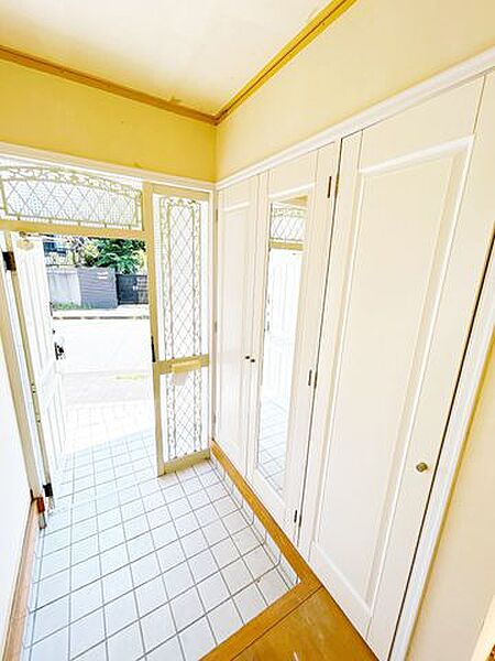 【内外装リフォーム中8/7更新】備え付けの下駄箱がございます。ご家族全員分の靴が入りそうです！
