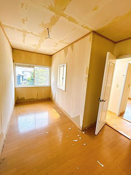 【内外装リフォーム中8/7更新】2階北東側5帖洋室　こちらも天井と壁のクロスを張り替えて、フローリング調のフロアタイルを張る予定。お子様の勉強部屋にいかがですか。
