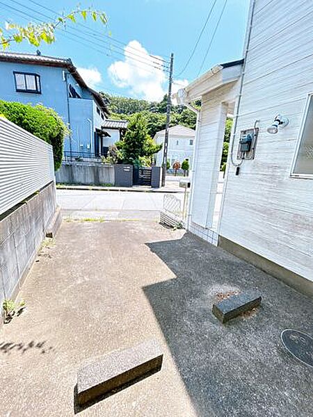 【内外装リフォーム中8/7更新】駐車場の様子。寸法は幅が約2.9ｍ、奥行きが5.5ｍ。普通車も駐車楽々。
