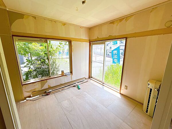 【内外装リフォーム中8/7更新】1階5.25帖南側和室は洋室に変更予定。2面採光の明るいお部屋です。南向きなのであたたかな太陽光が差し込みます。