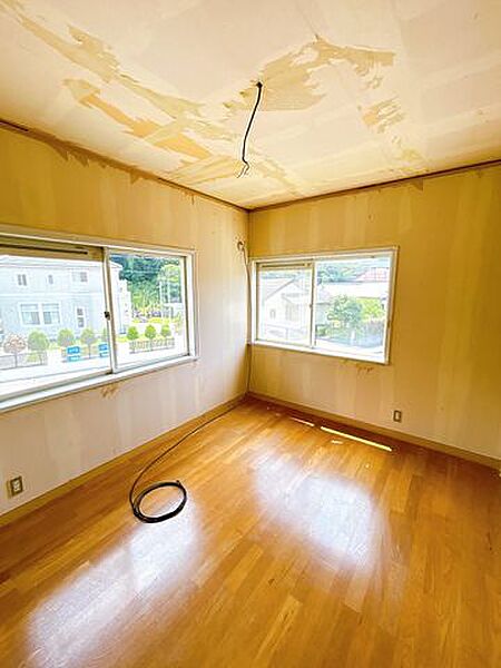 【内外装リフォーム中8/7更新】2階南東側5帖洋室　この部屋も天井と壁のクロスを張り替えて、フローリング調のフロアタイルを張る予定です。南向きの角部屋なので明るいお部屋です。