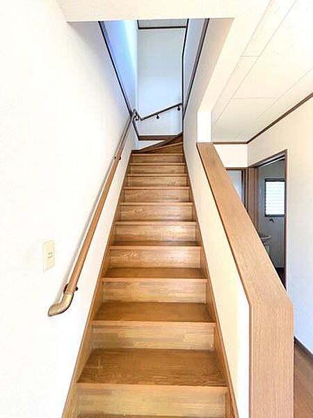 【内外装リフォーム中8/8更新】手すり付きで昇り降りしやすい階段。窓から自然光が入り、明るく清潔感のある空間です。