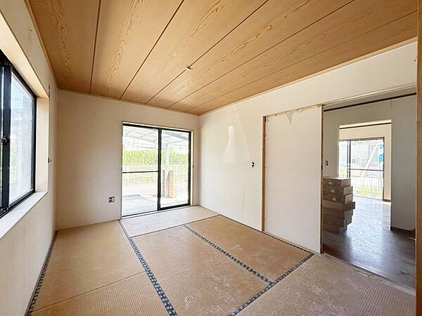 【内外装リフォーム中8/8更新】1階居室の様子。1階和室は南向きの窓から光が入る明るい空間。リビング横の居室としてはもちろん、来客用や寝室としても使いやすい落ち着いた雰囲気のお部屋です。