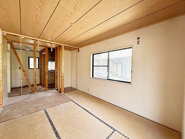 【内外装リフォーム中8/8更新】落ち着きある和室空間。押入収納付きで、客間やくつろぎスペースとしても活用いただけます。
