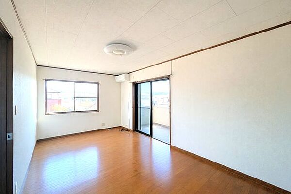 【内外装リフォーム中8/8更新】ゆとりある8.25帖の主寝室向き居室。大きな窓から陽光が差し込み、明るさを感じられます。