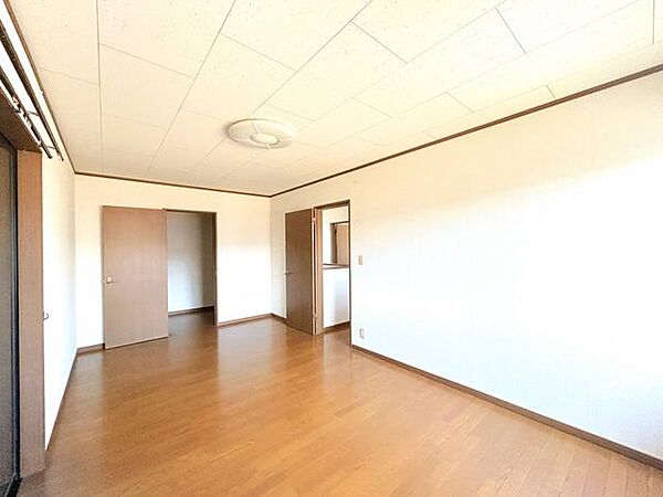 【内外装リフォーム中8/8更新】広々とした室内は家具配置もしやすい間取り。納戸が隣接し、収納力にも優れたお部屋です。