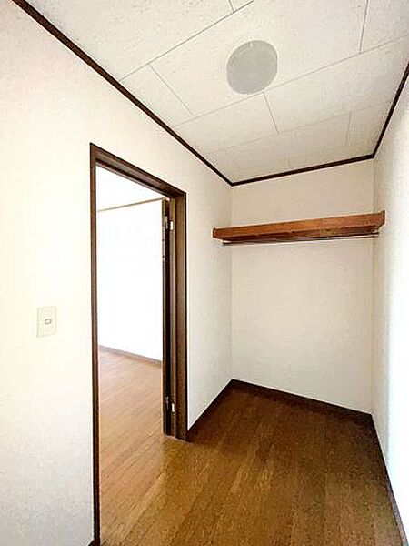 【内外装リフォーム中8/8更新】衣類や季節家電などをまとめて収納できる納戸スペース。お部屋を広く使える嬉しい設備です。
