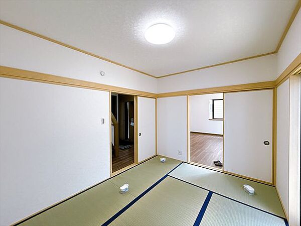 【内外装リフォーム済み】1階和室の様子別角度写真。クロスの張替えを行い、明るい印象に生まれ変わります。