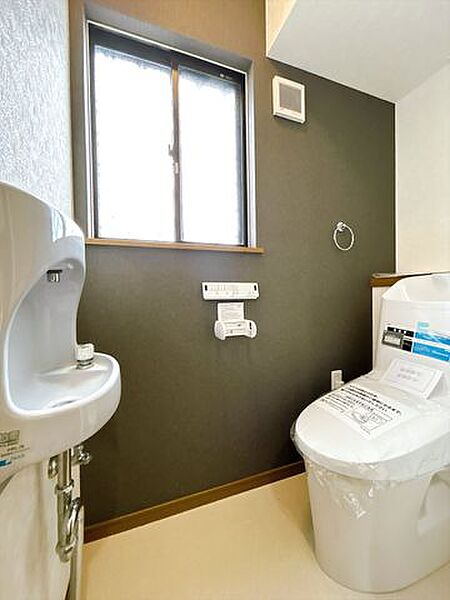 【同仕様写真】トイレはLIXIL製の温水洗浄機能付きに新品交換します。キズや汚れが付きにくい加工が施してあるのでお手入れが簡単です。直接肌に触れるトイレは新品が嬉しいですよね。