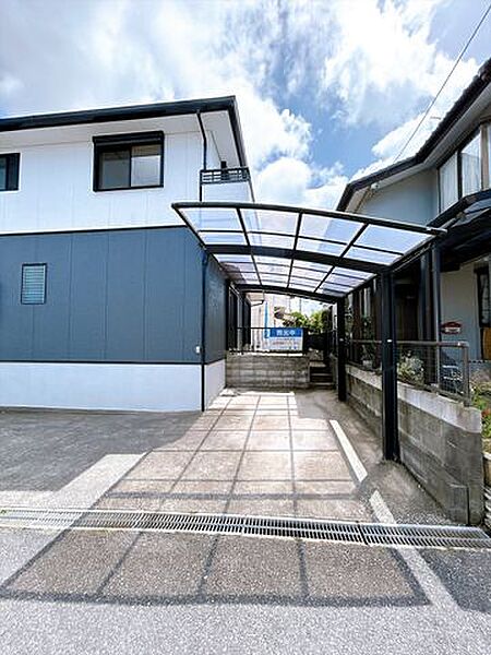 【内外装リフォーム済み】駐車場の様子。全長の長いお車を入れても縦に停めた車は出し入れ可能そうですね。