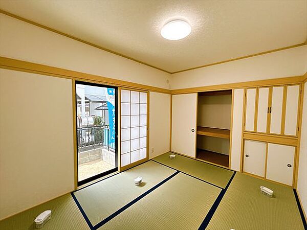 【内外装リフォーム済み】1階和室の様子別角度写真。お客様の来客用いかがでしょうか。