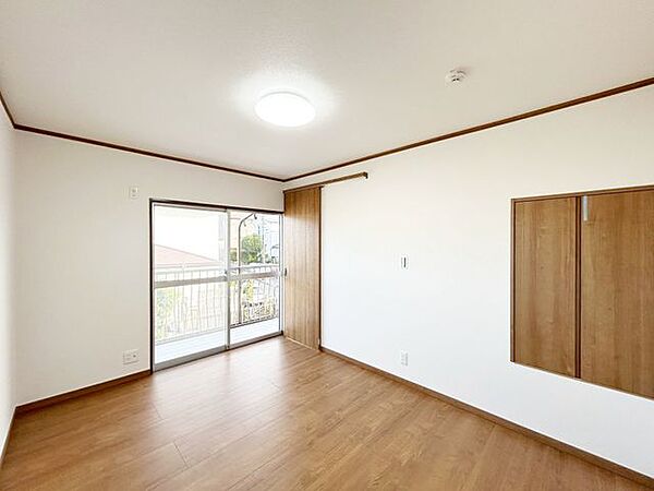 【内外装リフォーム完成済み】2階居室の様子。家具配置のしやすいシンプルな間取り。自分好みに使いやすい空間です。