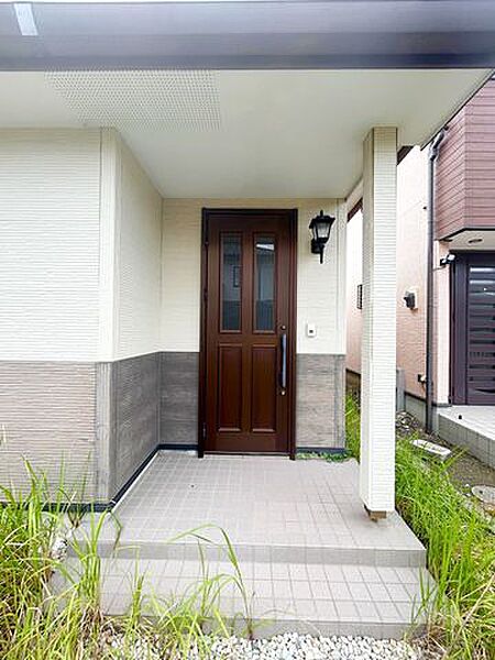 【期間限定8/2まで現況販売】屋根付きの玄関ポーチは雨の日でも安心。落ち着いたカラーリングが街並みに調和し、住まう人を優しく迎えてくれます。平家ならではの親しみやすさも魅力です。
