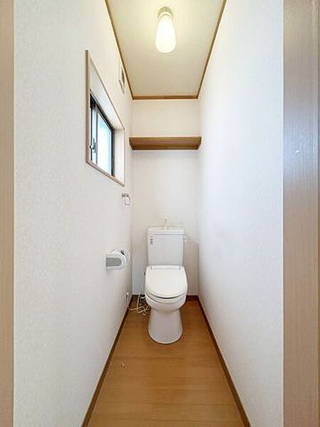 【期間限定8/2まで現況販売】シンプルで清潔感のあるトイレスペース。小窓付きで換気もしやすく、明るさを感じられる空間です。収納棚も備わっており、日用品の整理にも便利です。