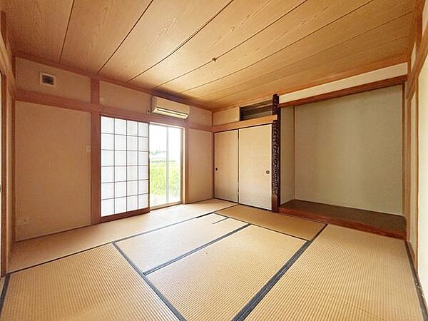 【期間限定8/2まで現況販売】趣ある和室は、客間やくつろぎスペースとしても活躍。畳の香りと木の温もりを感じながら、南房総らしいゆったりとした時間を過ごせます。