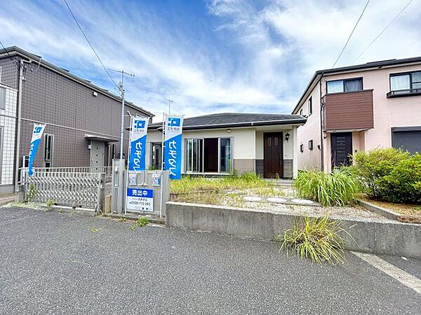 【期間限定8/2まで現況販売】周辺は閑静な住宅街となっており、穏やかな住環境が魅力。館山の自然を身近に感じながらも、駅やインターへのアクセスが良く、別荘・移住先としても注目の立地です。