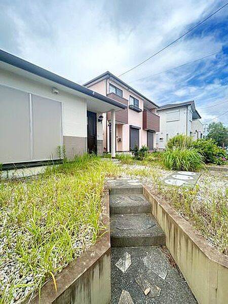 【期間限定8/2まで現況販売】玄関へ続くアプローチは戸建ならではの開放感を演出。お庭スペースもあり、ガーデニングや家庭菜園など南房総らしいゆったりとした暮らしを楽しめます。