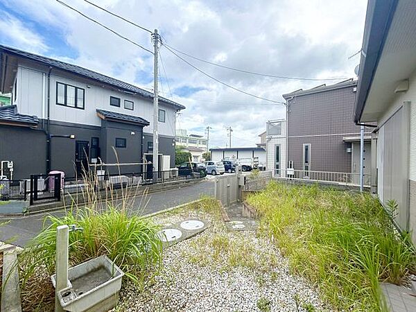 【期間限定8/2まで現況販売】敷地内にはお庭スペースと便利な外水栓を完備。ガーデニングや家庭菜園、アウトドア用品のお手入れにも活躍します。南房総らしいゆとりある暮らしを楽しめる住環境です。