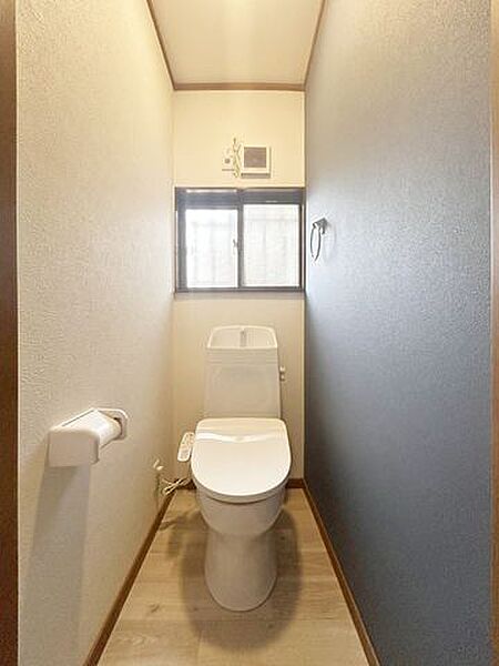 【内外装リフォーム完成済み】トイレはジャニス製の温水洗浄機能付きに新品交換しました。表面は凹凸がないため汚れが付きにくく、継ぎ目のない形状でお手入れが簡単。節水機能付きなのでお財布にも優しいですね。