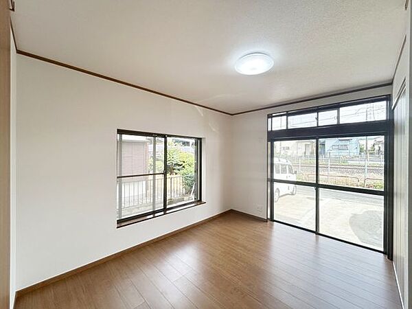 【内外装リフォーム完成済み】1階居室の様子。洋室へと間取り変更を行います。日が差し込むあたたかなお部屋は、1階の居室として客間やご高齢のご家族のお部屋としても活躍しそうですね。
